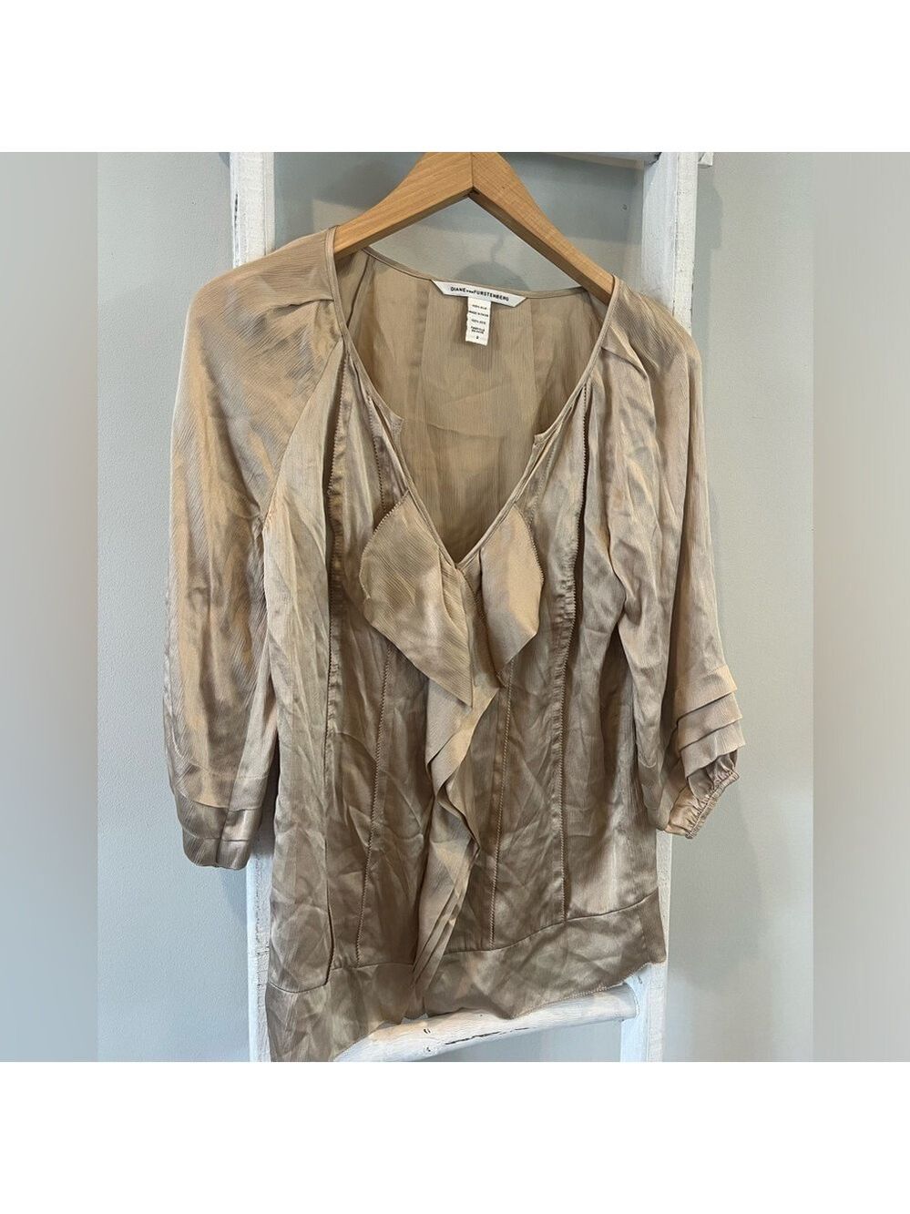 Diane Von Furstenburg silk gold Vneck ruffle designer top size 2
